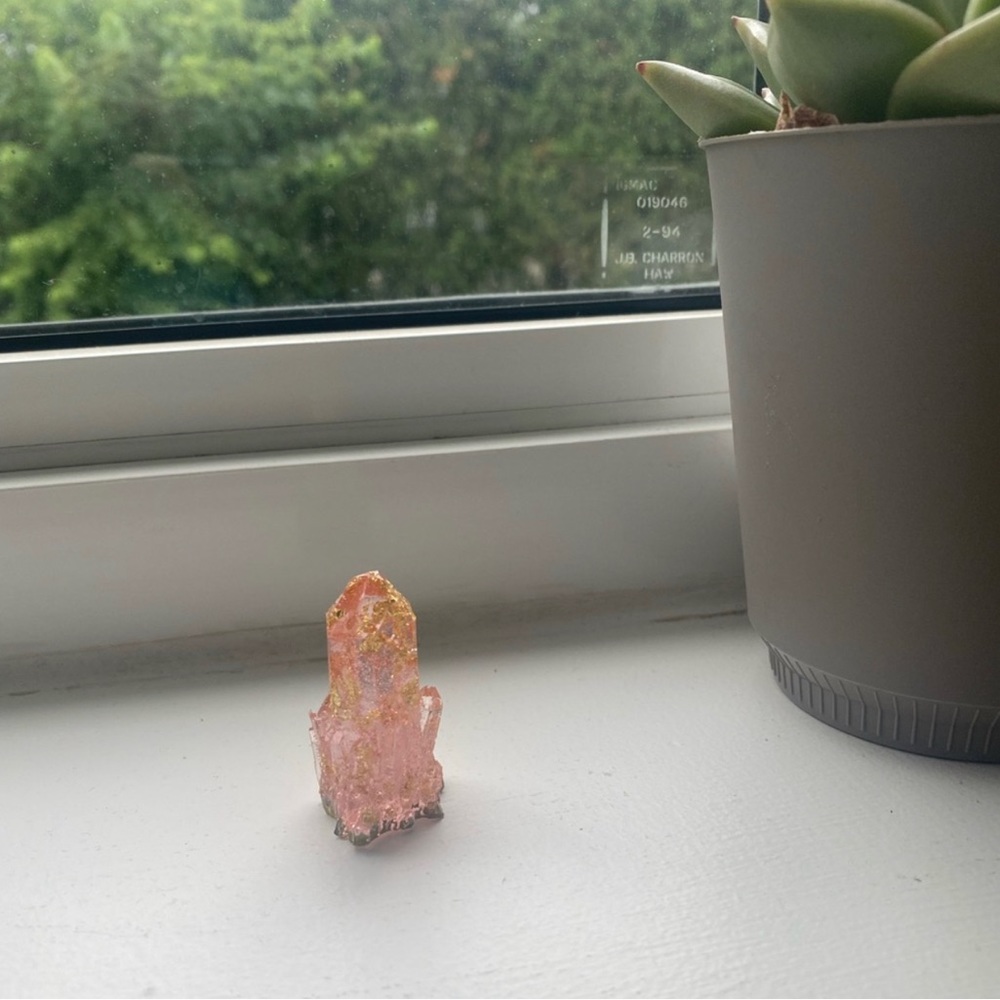 [❌]  Light pink crystal cluster with gold flakes inside 💖